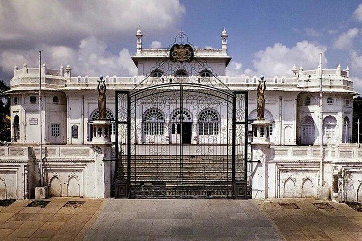 Lucknow: Cultural Walking Tour with Local Snacks (Guided Tour)