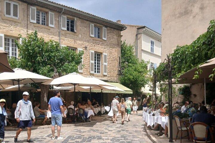 Villages perched in the Luberon, Gordes and lavenders on a private day