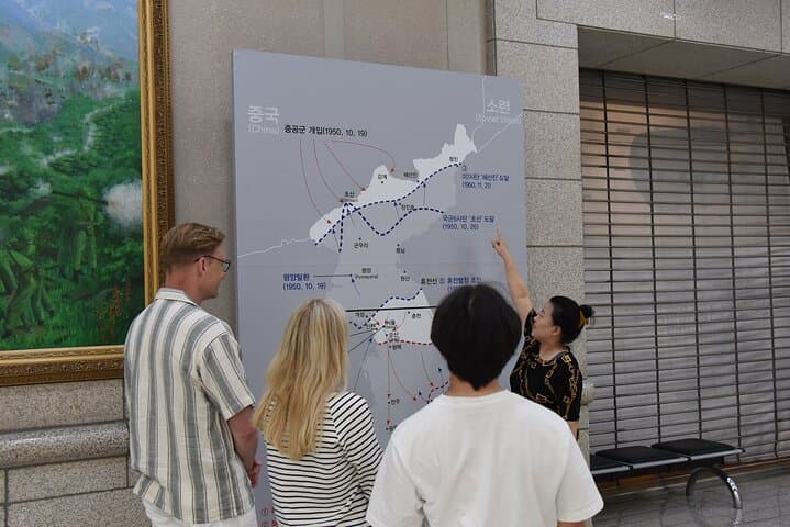 DMZ Korean War Tour with North Korean Defector in War Memorial