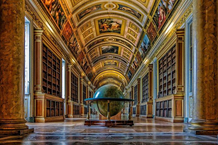 Château de Fontainebleau Private Tour from Paris with Entry