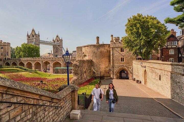 Tower of London Guided Tour with Optional Thames River Cruise