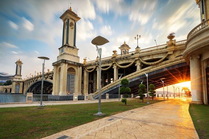 Putrajaya Tour with Pink Mosque and Boat Ride