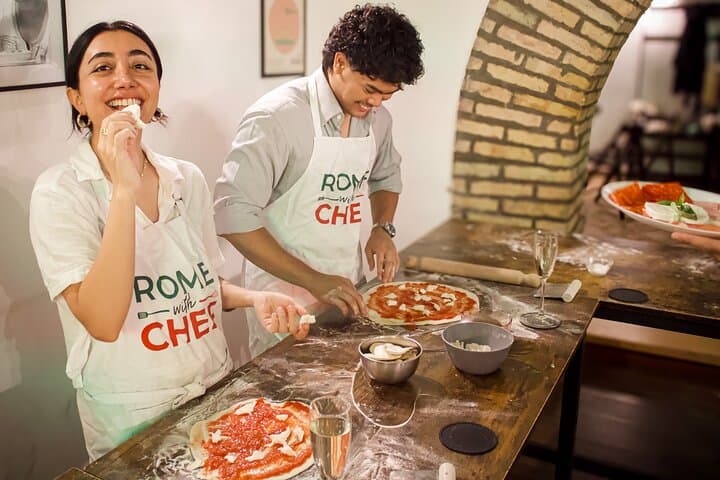 Rome: Hands-On Pizza Making Class with Spritz Mixology