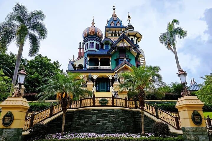 A One-Way Hotel Pick-Up Transfer to Hong Kong Disneyland