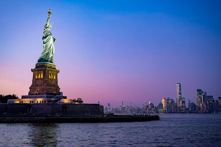 New York City Dinner Cruise on Luxury Yacht with Live Music