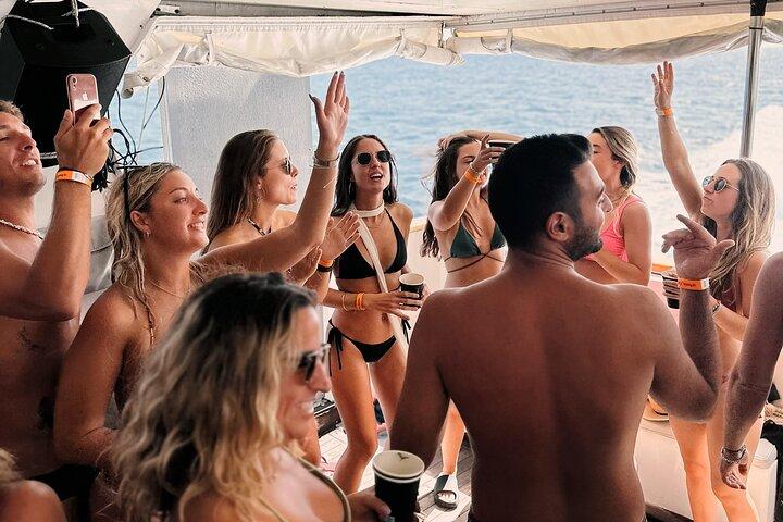 Mykonos Delos and Rhenia Cruise with Lunch and Water Activities