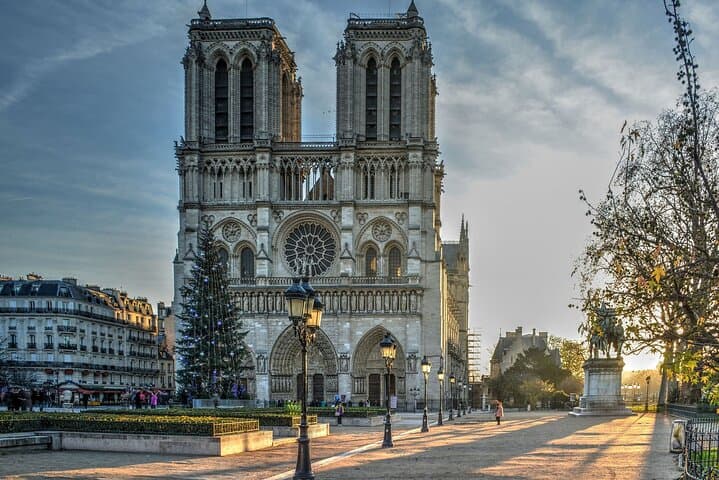 Paris Latin Quarter Walking Tour plus Seine River Cruise Option