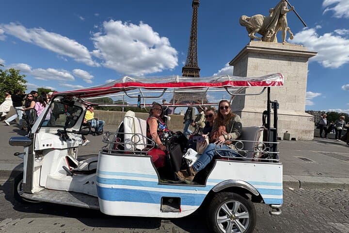Paris Sightseeing by Tuk Tuk Golf Cart 2 hours