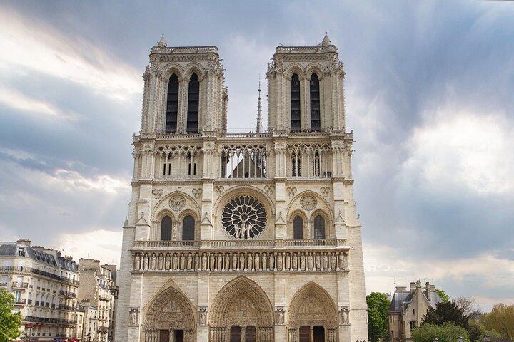 Private Notre Dame Outdoor Tour with Crypt Entry/Sainte Chapelle