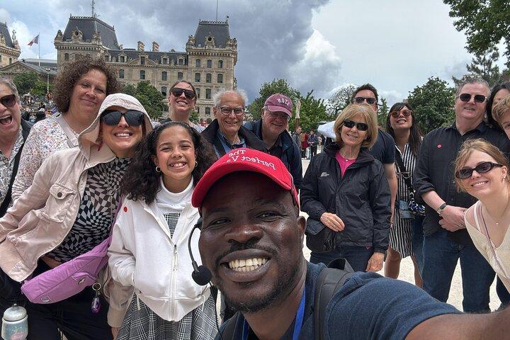 Private Notre Dame Outdoor Tour with Crypt Entry/Sainte Chapelle