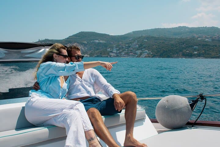 Capri Island Small Group Boat Tour from Naples with Light Lunch