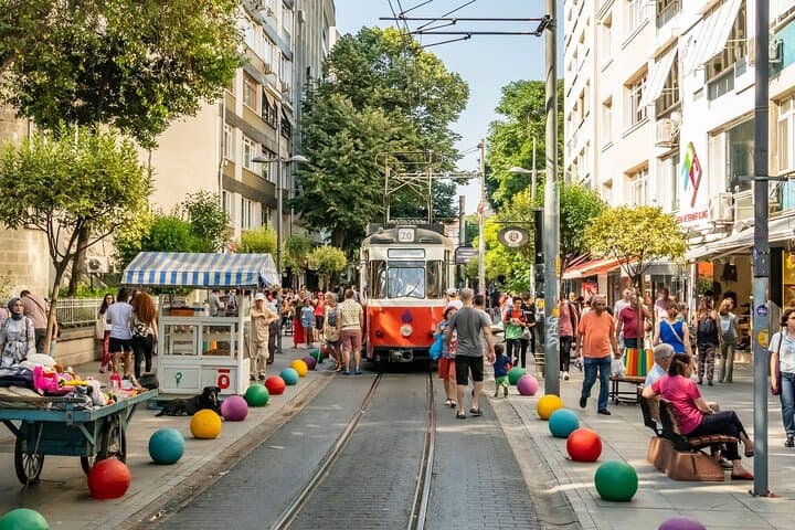 Istanbul Street Food Tour: 10 Tastings + Ferry to Kadikoy