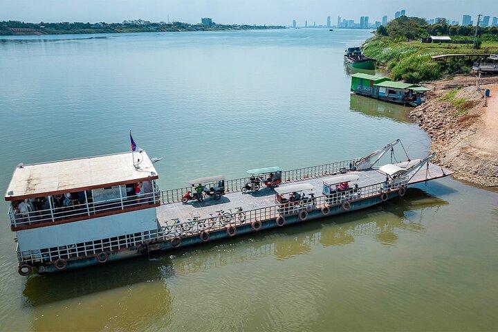 Phnom Penh: Silk Island Sunset Tour by Tuk Tuk
