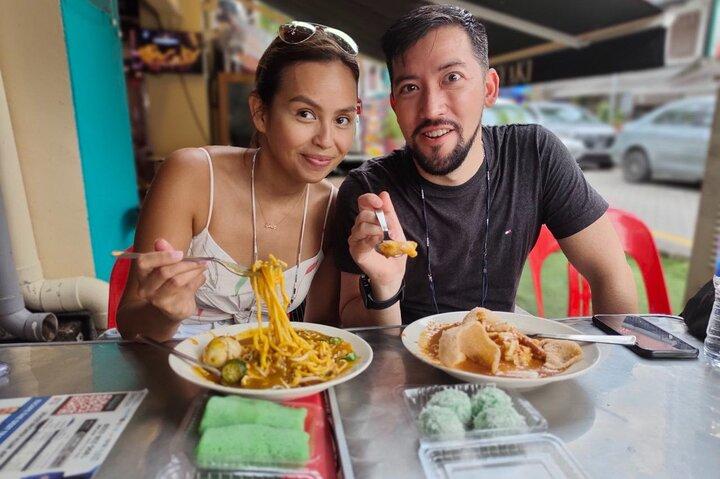 Singapore Private Food, Culture and Heritage Tour with 9 tastings