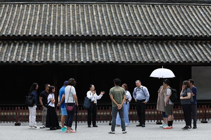 Imperial Palace East Garden and Edo Castle Walking Tour in Tokyo