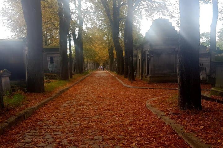 Father-Lachaise stories and mysteries told by an actor