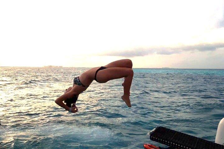 Cancun Dancer Cruise to Isla Mujeres with Snorkeling and Lunch