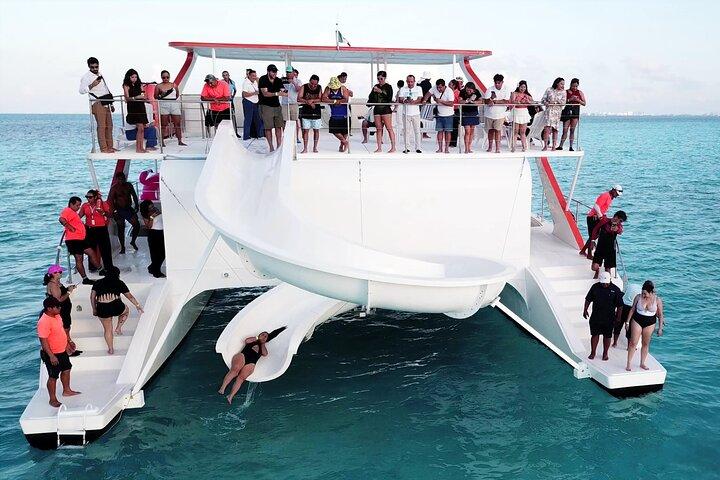 Cancun Dancer Cruise to Isla Mujeres with Snorkeling and Lunch