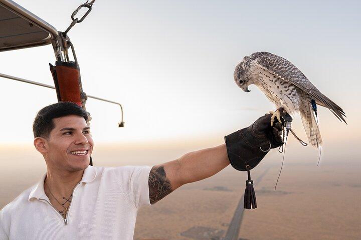 Deluxe balloon ride in Dubai with breakfast & falcon show