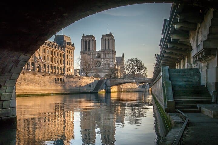 Notre Dame Guided Tour with Scheduled Group Access Option