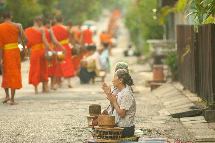 Luang Prabang Almsgiving, Temples and Phu Si Hill Private Tour