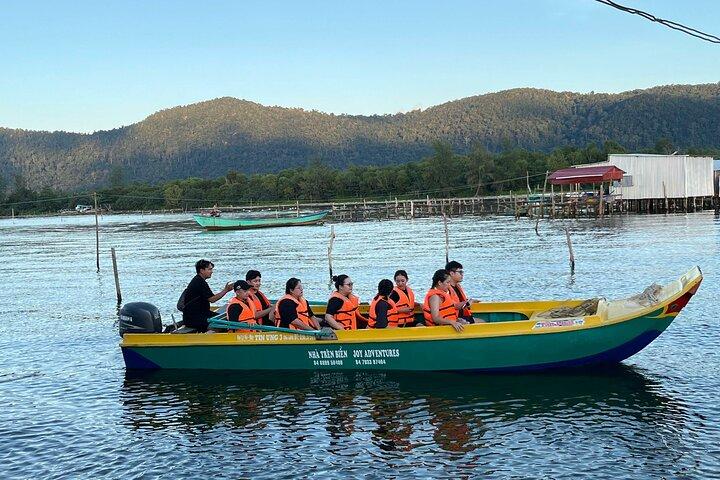 Starfish Beach and Floating Village Combo Boat Trip Seafood Lunch
