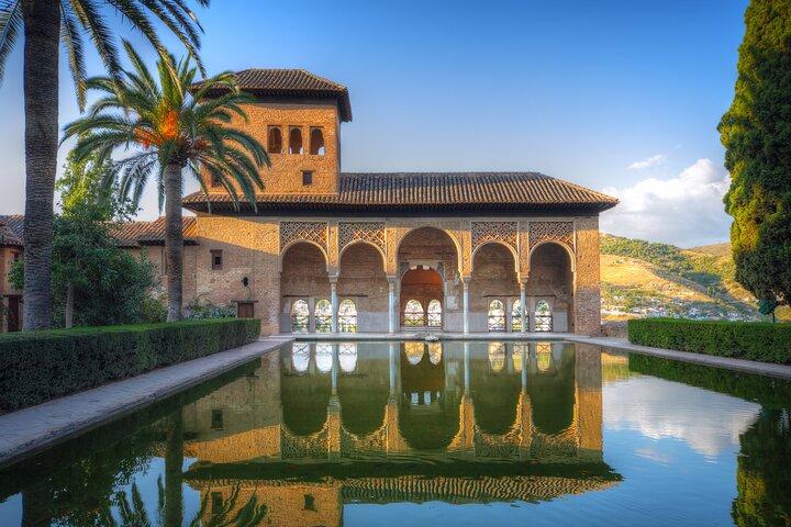 Alhambra, Generalife & Nasrid Palaces Guided Tour in Granada