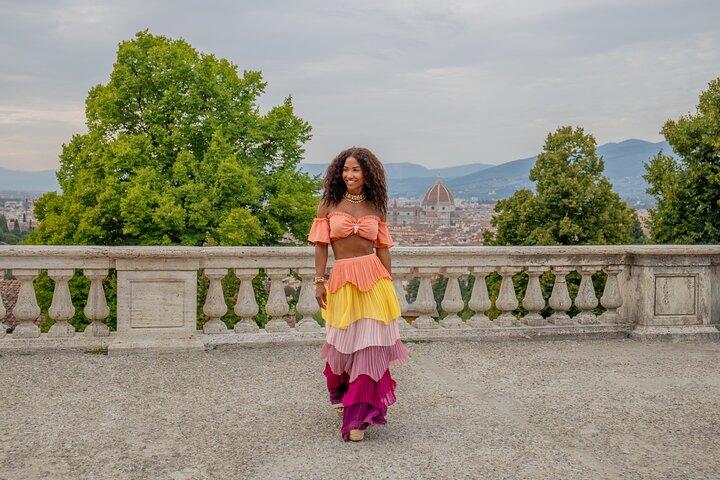Private Photo Shooting walking Tour with a local around Florence