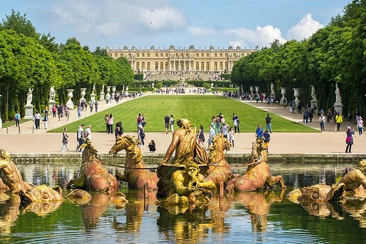 Versailles Guided Tour of the Palace with Gardens and Trianon