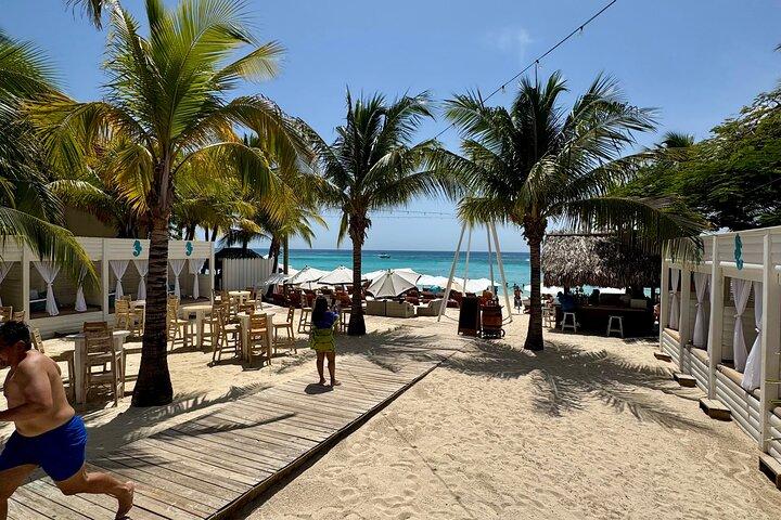 Roatán: West Bay Beach Day Pass with Private Transportation