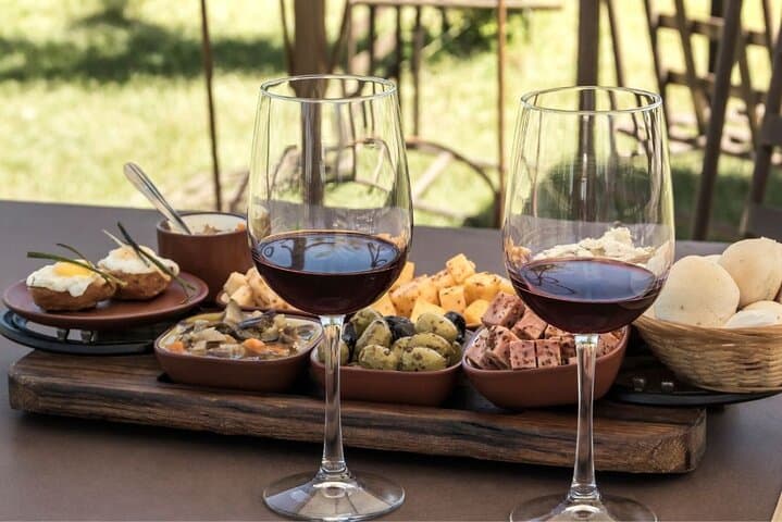 From CapeTown:TableMountain,Penguins &Wine Testing in Constantia