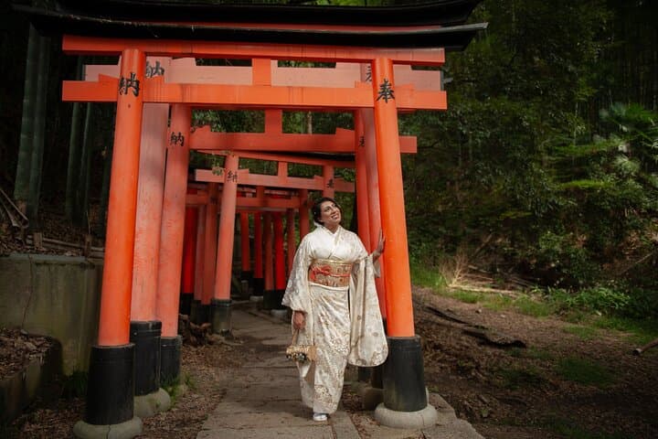 Guided Photoshoot of Fushimi Inari Shrine and Secret Bamboo Grove