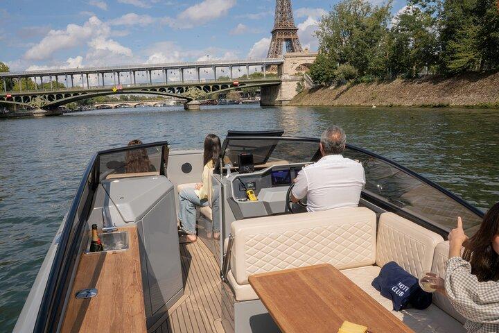 Paris Private River Cruise with Champagne from the Eiffel Tower