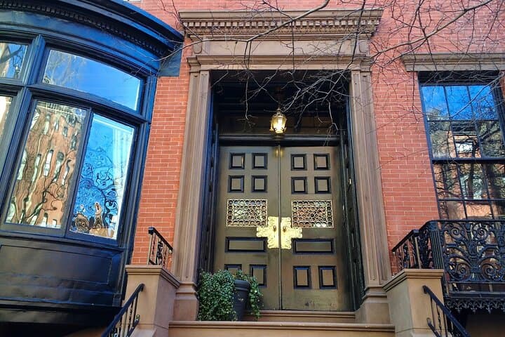 NY Crime Self Guided City Tour of the Most Infamous Scandals