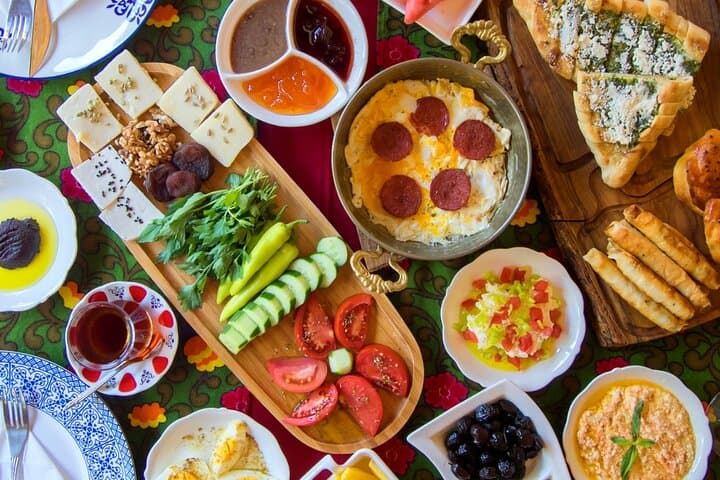 Istanbul Street Food Tour: Private Taste of Two Continents