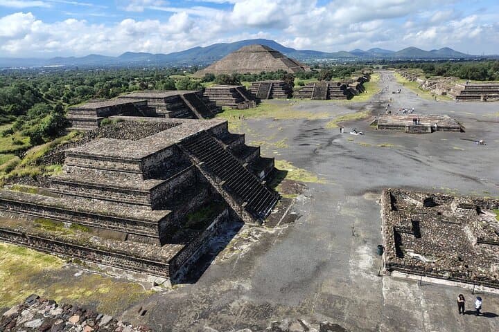 Teotihuacan Pyramids and La Gruta Restaurant