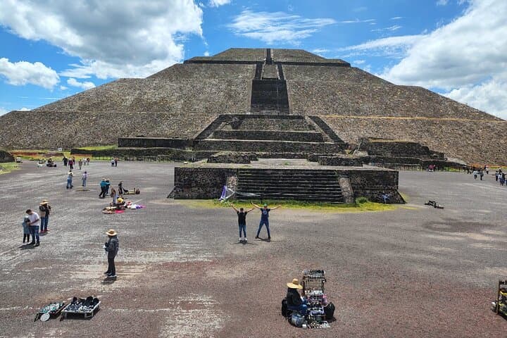 Teotihuacan Pyramids and La Gruta Restaurant