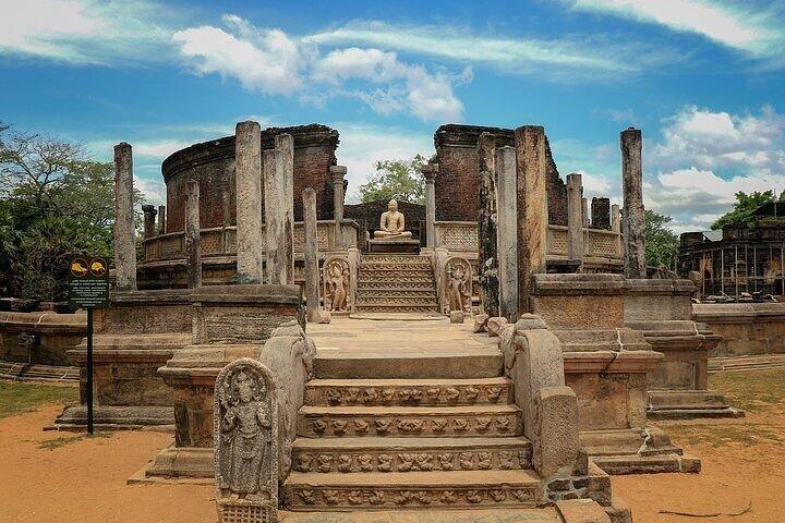Private Sigiriya, Polonnaruwa & Cave Temple Tour from Dambulla