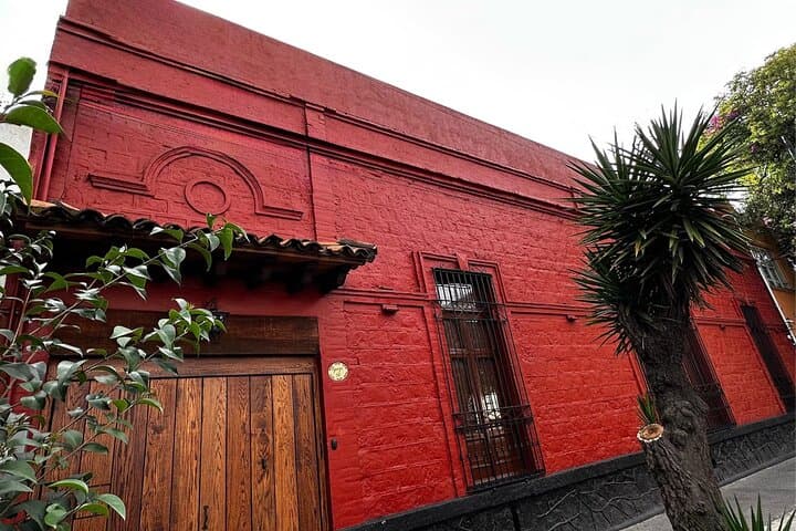 Premium Frida Kahlo Red House and Xochimilco (Small Groups)