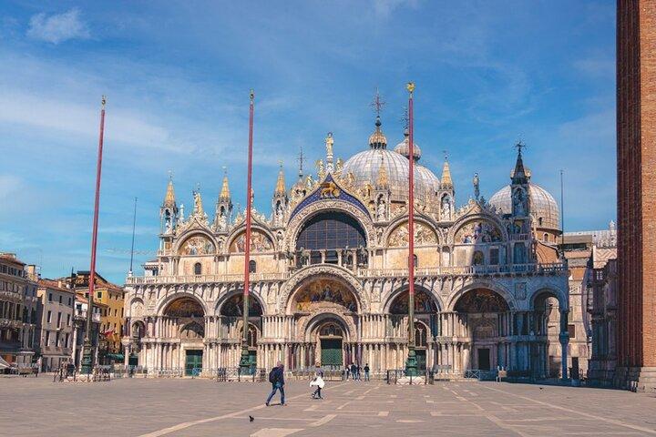 St. Mark's, Doge's Palace & Gondola Ride with Murano and Burano