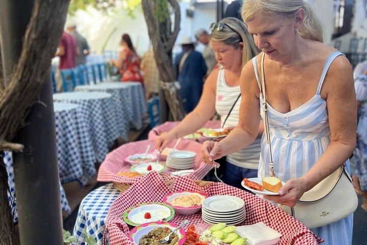 Santorini: Break Plates Show & Fira Walking Tour