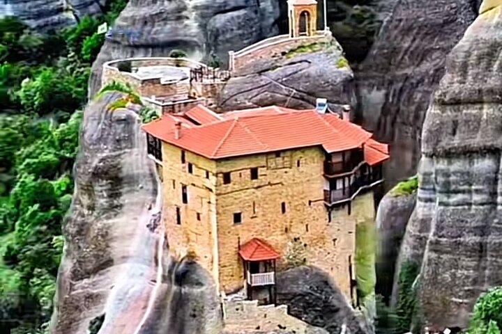 Delphi & Meteora 2-Day Trip from Athens with Hotel & Guided Tour