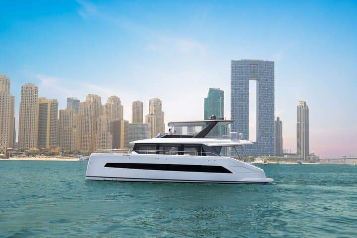 Dubai Luxury Yacht Tour with Live BBQ & Drinks