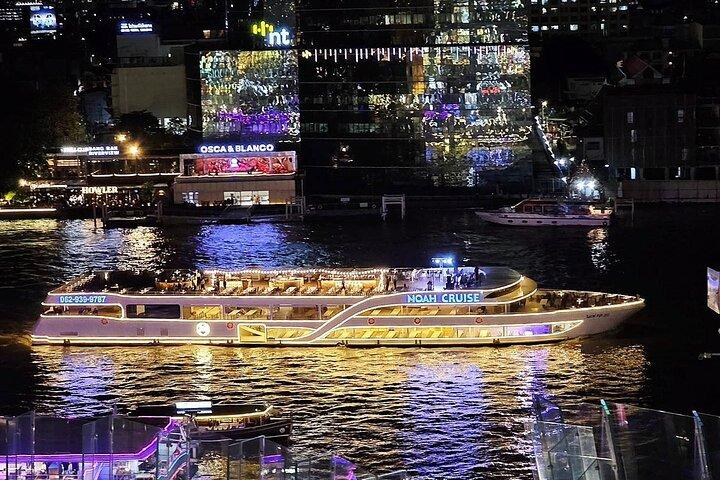 Noah Luxury Dinner Cruise with Traditional Show in Bangkok