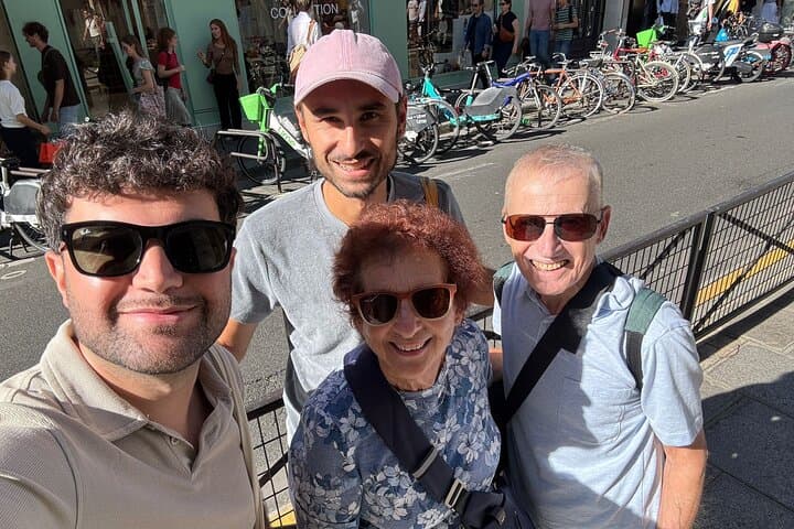 Paris Le Marais District Guided Walking Tour with small Tastings