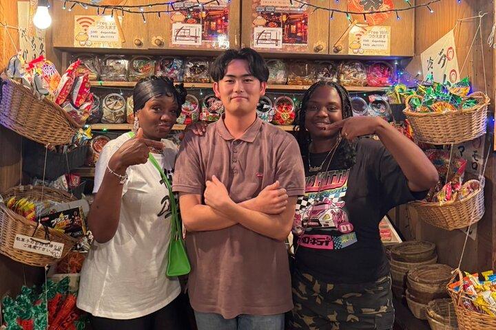 Tokyo: Shinjuku Bar Crawl Tour -3 Drinks & Local foods-