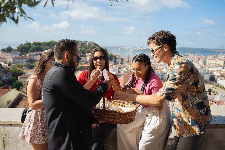Lisbon Private 5-Hour Eco Tuk-Tuk Tour with Local Tastings