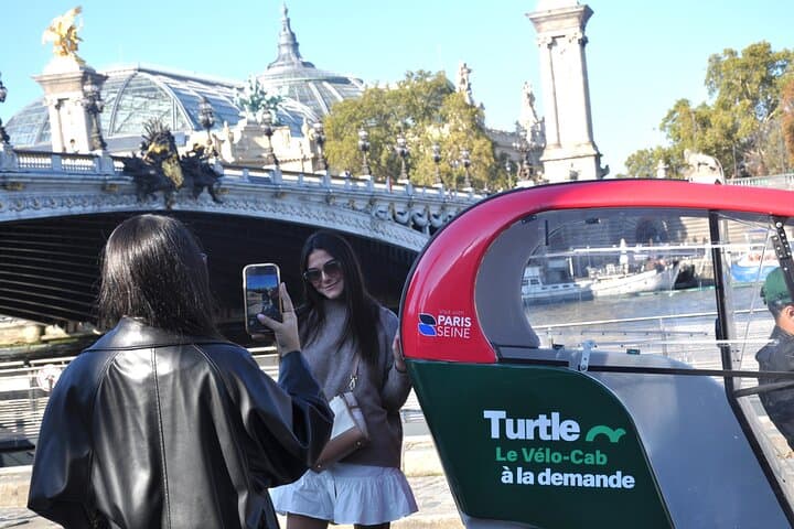 Paris Private Sightseeing Guided Tour by Electric Rickshaw