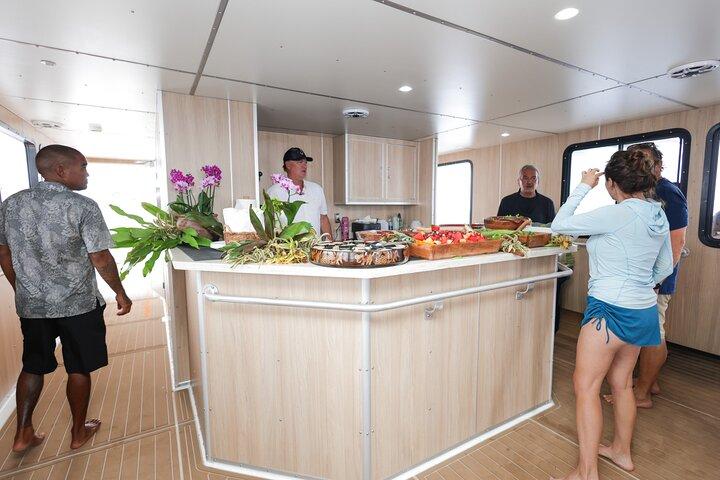 Kauai: Luxury Na Pali Sunset Experience aboard Lady Kailani