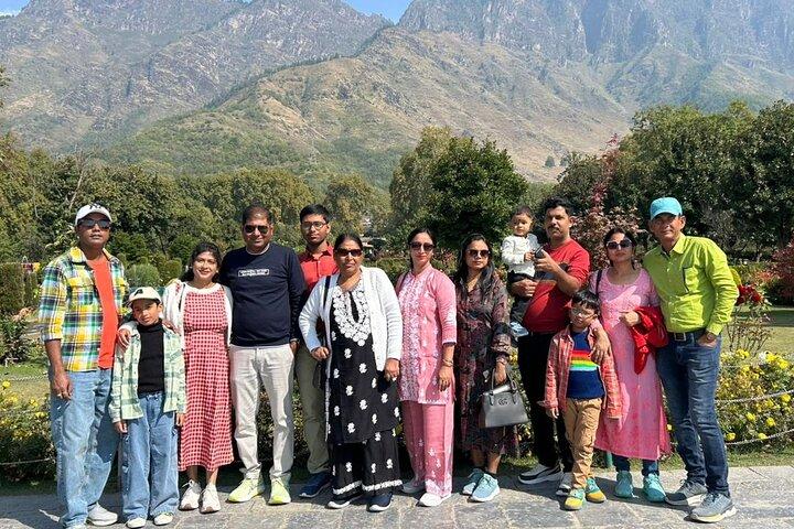 Srinagar Airport to Dal Lake Taxi Service